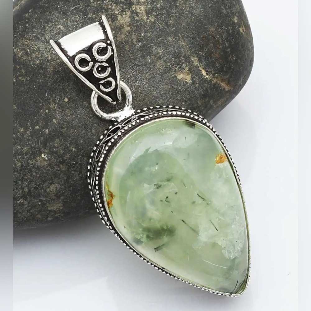 PREHNITE PENDANT